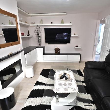 Immaculate 2-Bed Apartment In Isleworth By River Esterno foto