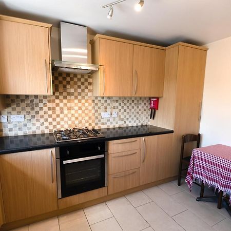Immaculate 2-Bed Apartment In Isleworth By River Esterno foto