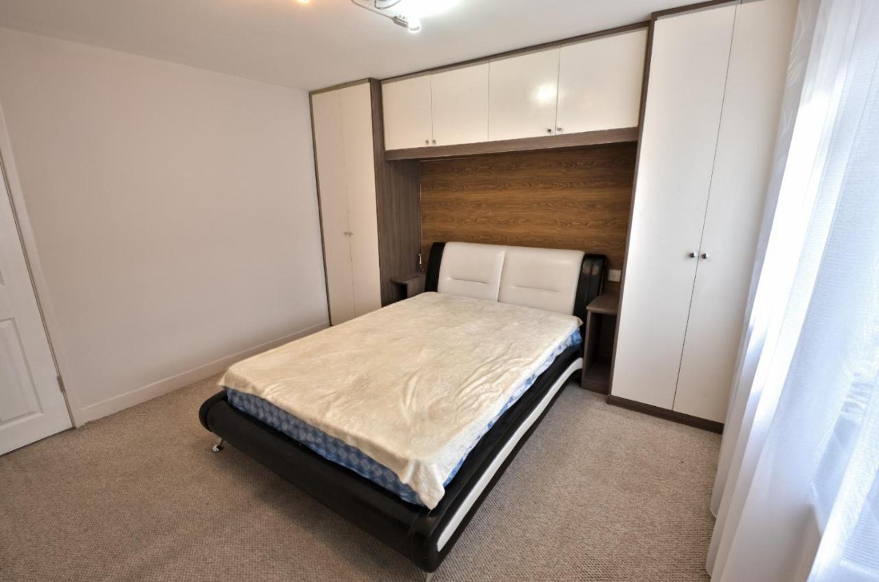 Immaculate 2-Bed Apartment In Isleworth By River Esterno foto