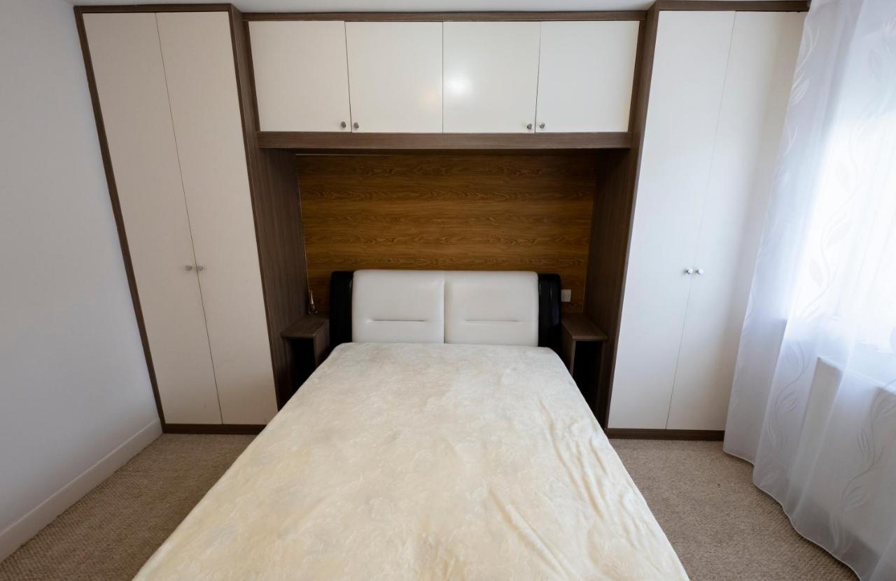 Immaculate 2-Bed Apartment In Isleworth By River Esterno foto