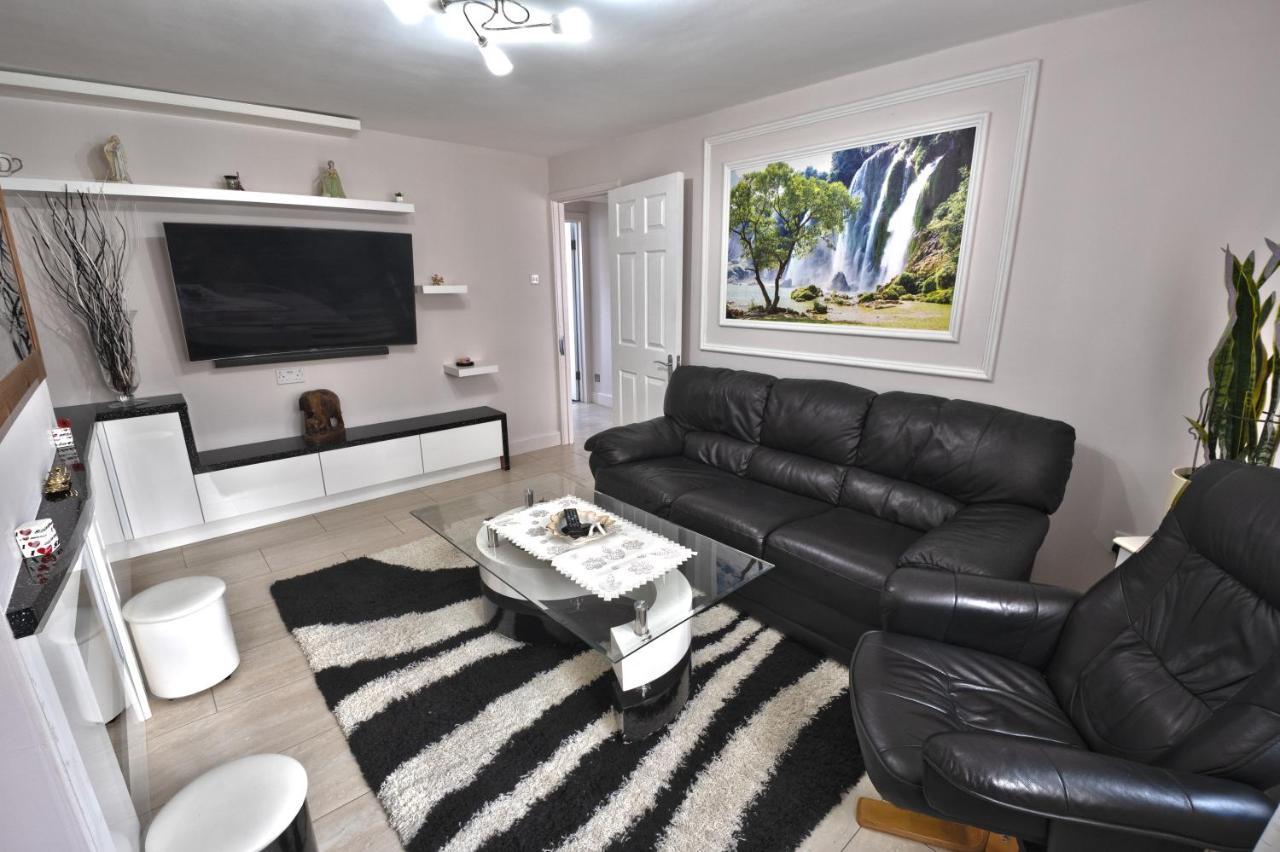 Immaculate 2-Bed Apartment In Isleworth By River Esterno foto