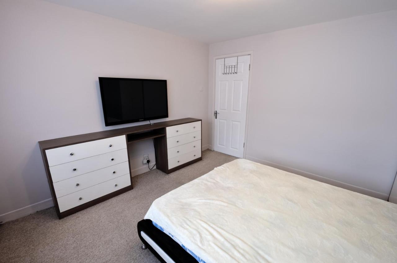 Immaculate 2-Bed Apartment In Isleworth By River Esterno foto