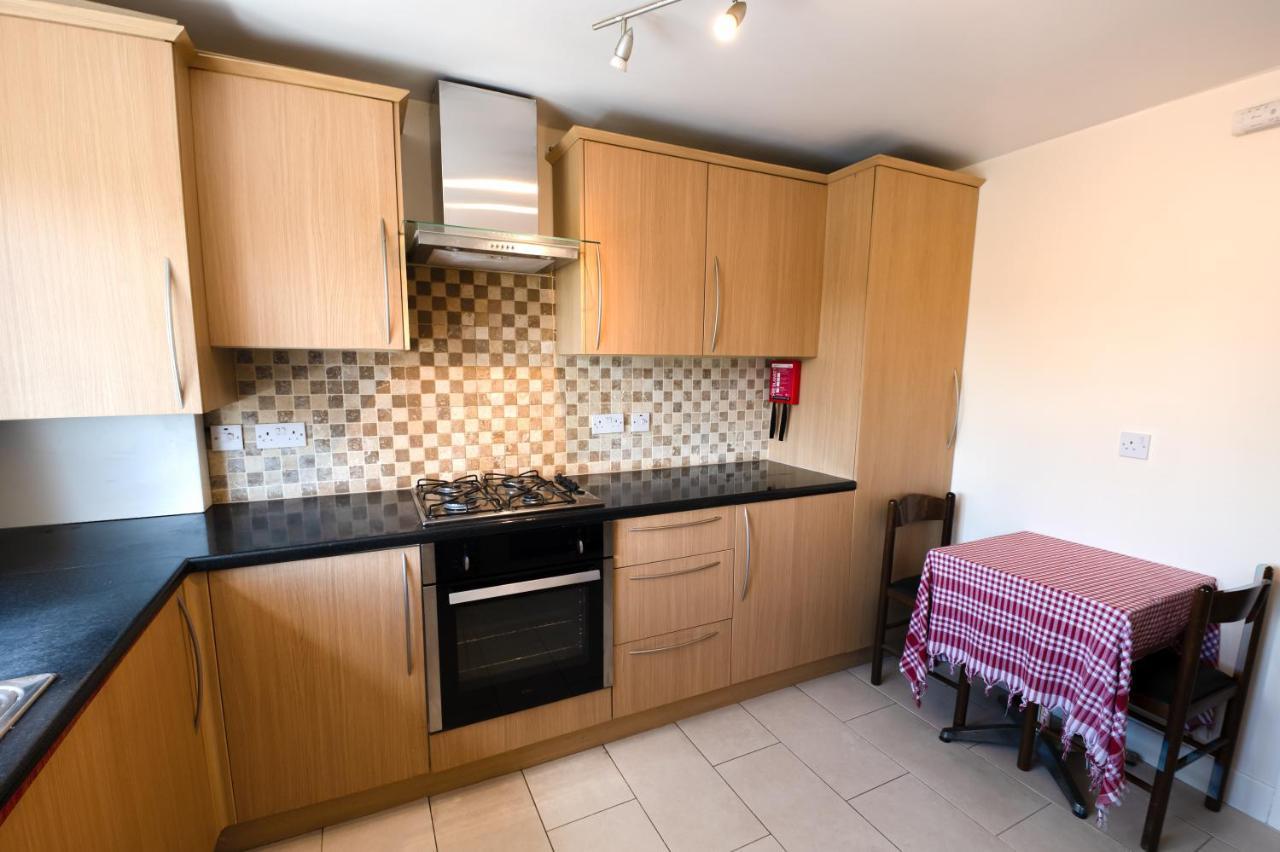 Immaculate 2-Bed Apartment In Isleworth By River Esterno foto