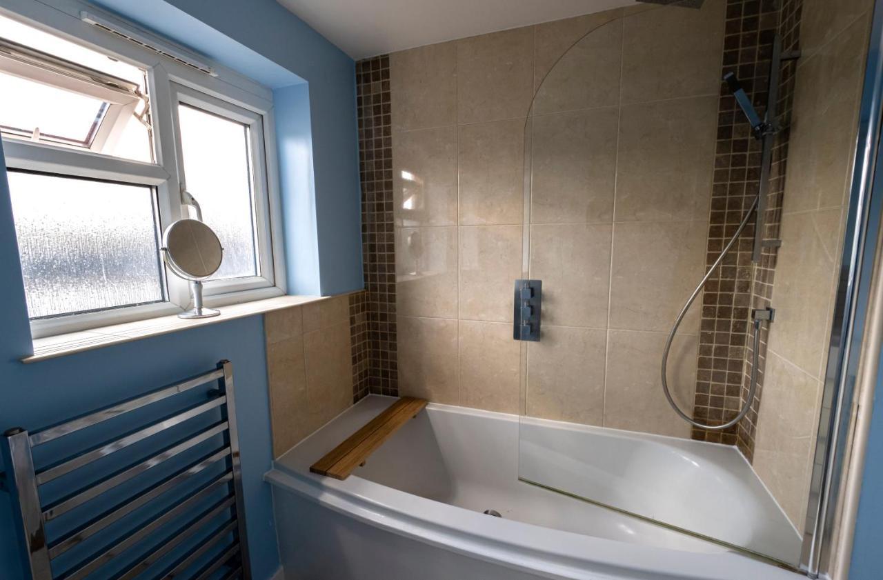 Immaculate 2-Bed Apartment In Isleworth By River Esterno foto