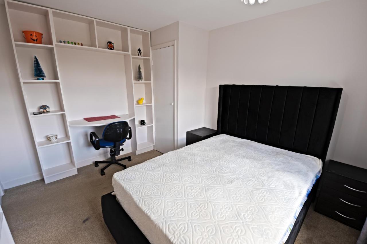 Immaculate 2-Bed Apartment In Isleworth By River Esterno foto